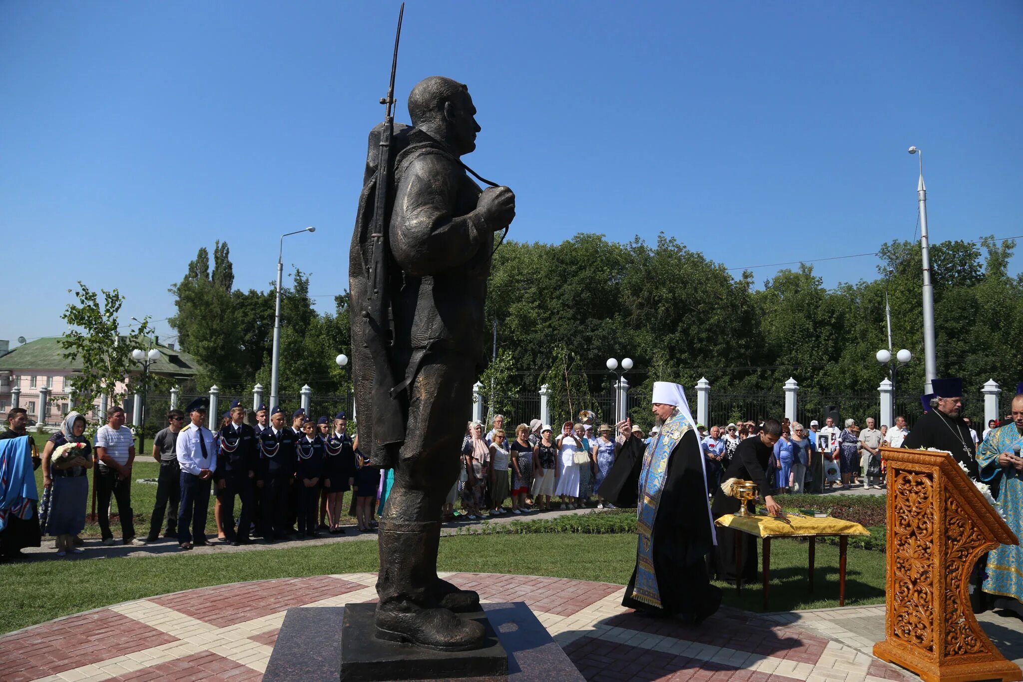 Какие памятники были созданы xi. Памятник солдату Белгород. Белгород памятник горожанам. Неизвестный солдат памятник Белгород. Памятник горожанам не вернувшимся с войны Белгород.