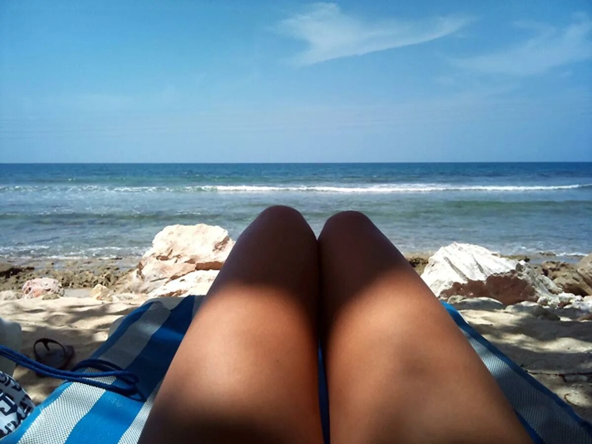 Ножки снизу. Ноги на пляже. Ноги в море. Море ноги пляж. Загорелые ноги.