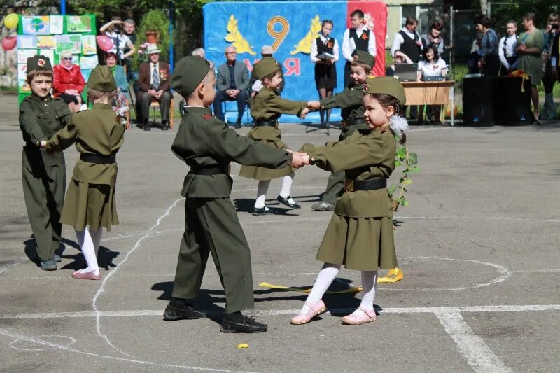 Песни на 9 мая для танца. Военный с ребенком. День Победы для детей. Дети в военной форме. Военный танец в детском саду.