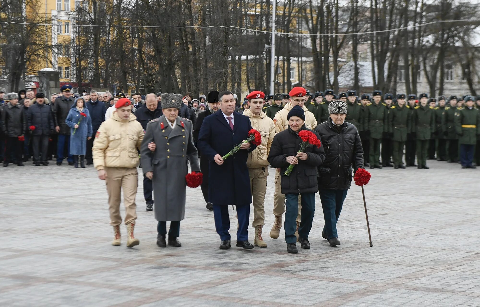 Защитники отечества тверь. Возложение цветов 23 февраля. Возложение цветов в день защитника Отечества. Возложение цветов к обелиску. Празднование 23 февраля в России.