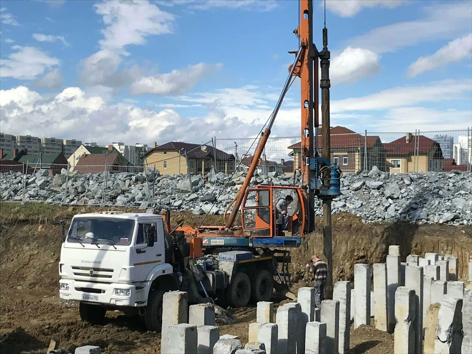 Скважина под сваи. Литерное бурение под сваи. Бурение лидерных скважин БМ-811. Лидерное бурение под сваи. Бурение лидерных скважин под сваи.