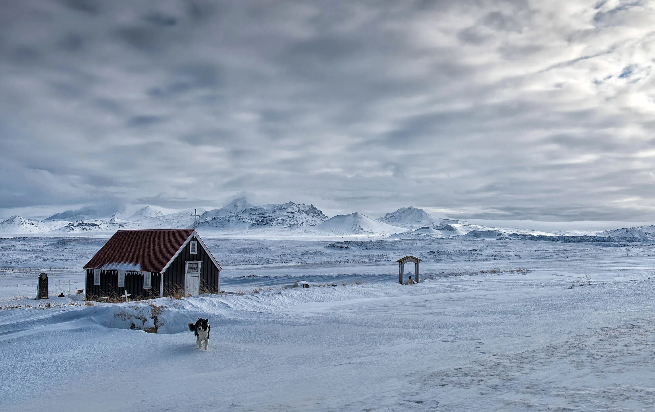 Пустынное безмолвие фото чёрно-белая. Мужчина и северное безмолвие фото. Ледяное безмолвие фото. Бело синее безмолвие. Белое безмолвие.
