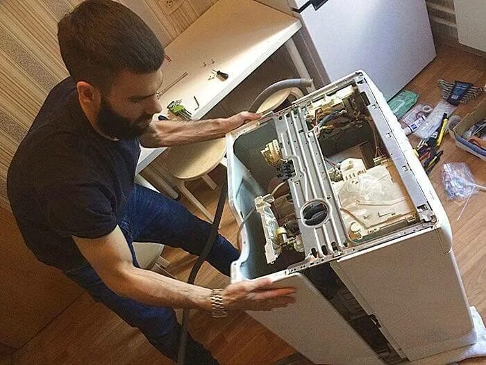 Ремонт посудомоечных машин. Сломанная посудомоечная машина. Ремонт посудомоечной машины Beko. Фото Мастеров по ремонту посудомоечных машин.