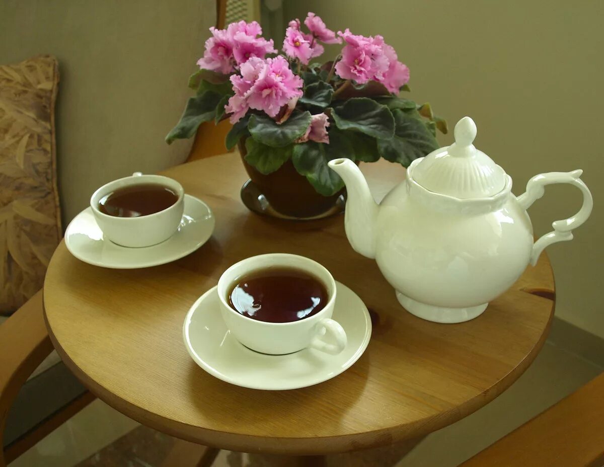 Чайник с чаем. Чайник и чашки на столе. Чайный стол. Чайник и чашка. Чай на столе фото