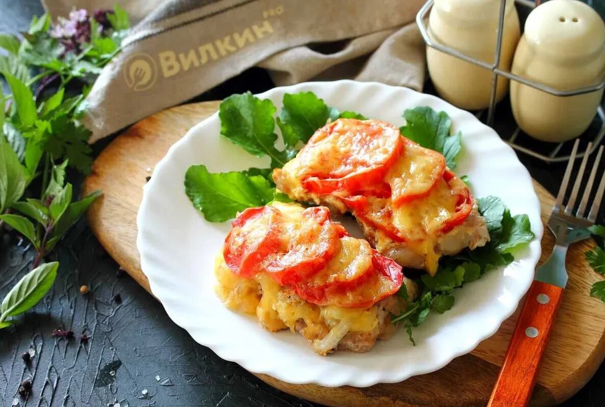 Как правильно делать мясо по французски. Мясо по французски. курица по французски. мясо по-французски в духовке. свинина с помидорами и сыром.