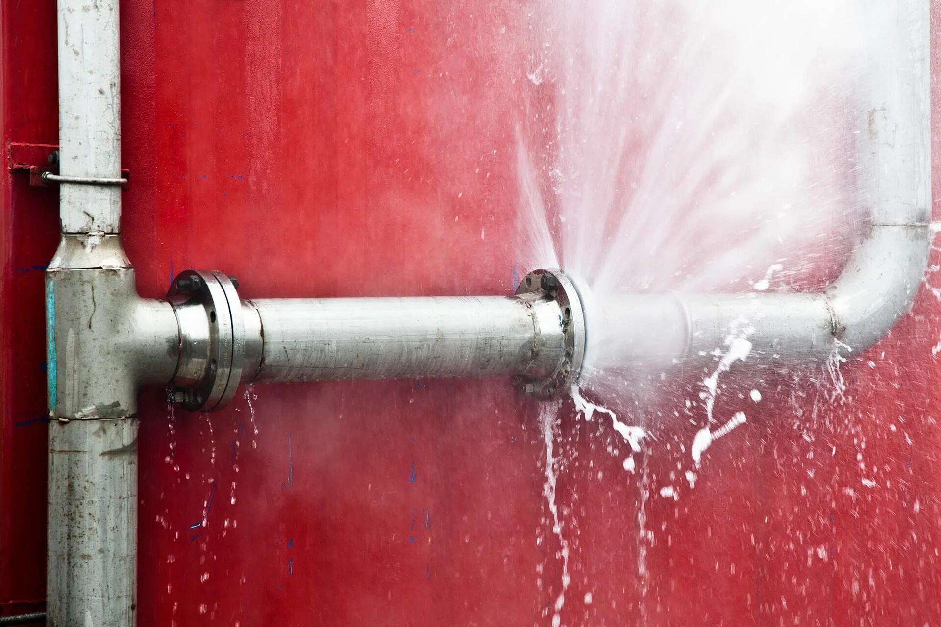 Ванная комната с водой. Открытые краны с водой. Горячая вода идет паром. Пар в подвале. Пар из теплотрассы.