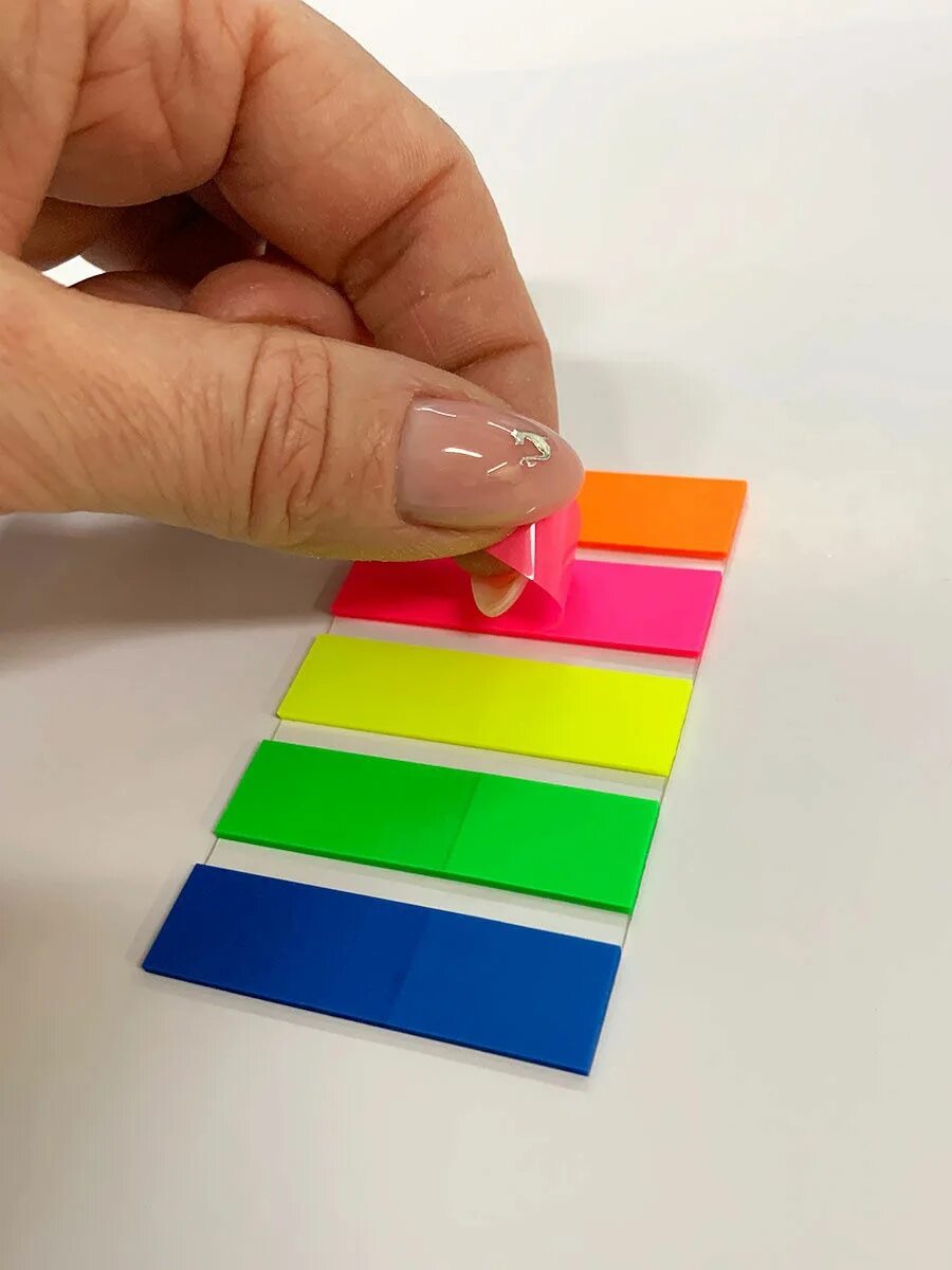 Клейкие закладки неоновые. *5 неоновых цветов lsz_44101. Пластиковые стикеры закладки. 45х12мм. Закладки пластиковые с клеевым краем на линейке, 12х45 мм, 8неон.