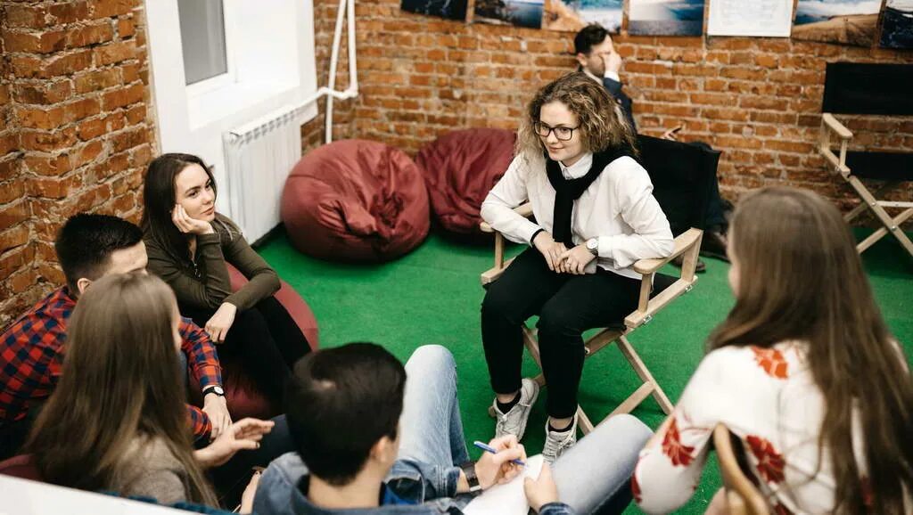 школьные клубы по интересам. парень знакомится в баре. общение с носителем. люди в баре. тренинг общения.