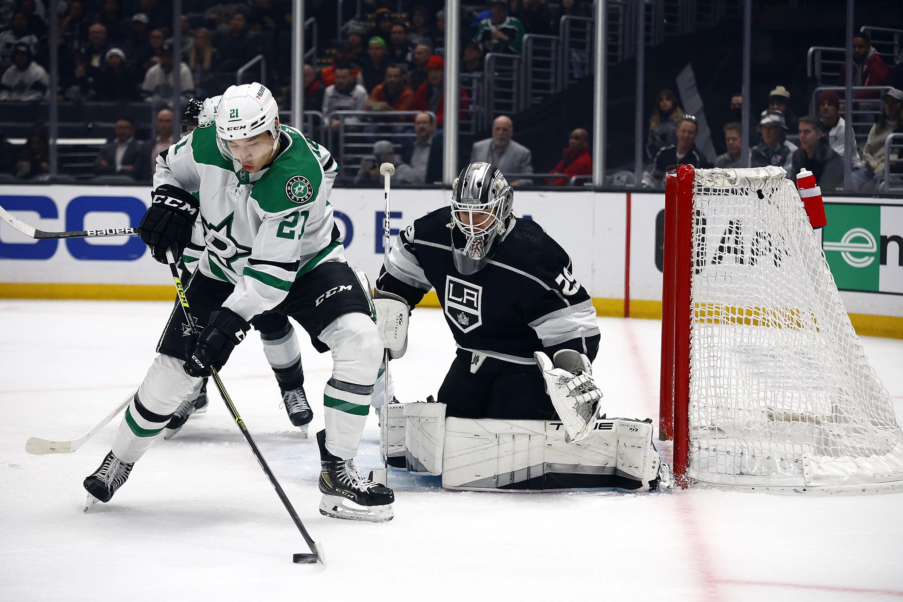 Даллас старз лос анджелес кингз. Баффало лос анджелес талисманы. Белые краги нхл даллас. Даллас старз лос анджелес кингз. Даллас - виннипег нхл фото.