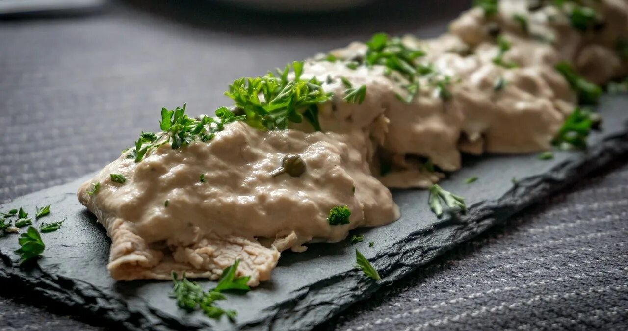 грибы в сметанном соусе. фрикасе куриное с грибами. бефстроганов из говядины с грибами. говядина с грибами в сливочном соусе. строганов биф бефстроганов.