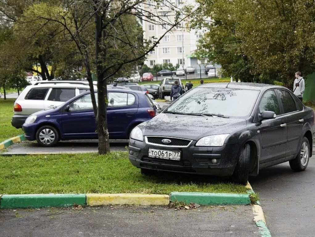 Парковка на газоне. Припарковался в неположенном месте. Стоянка в неположенном месте. Газон машина.