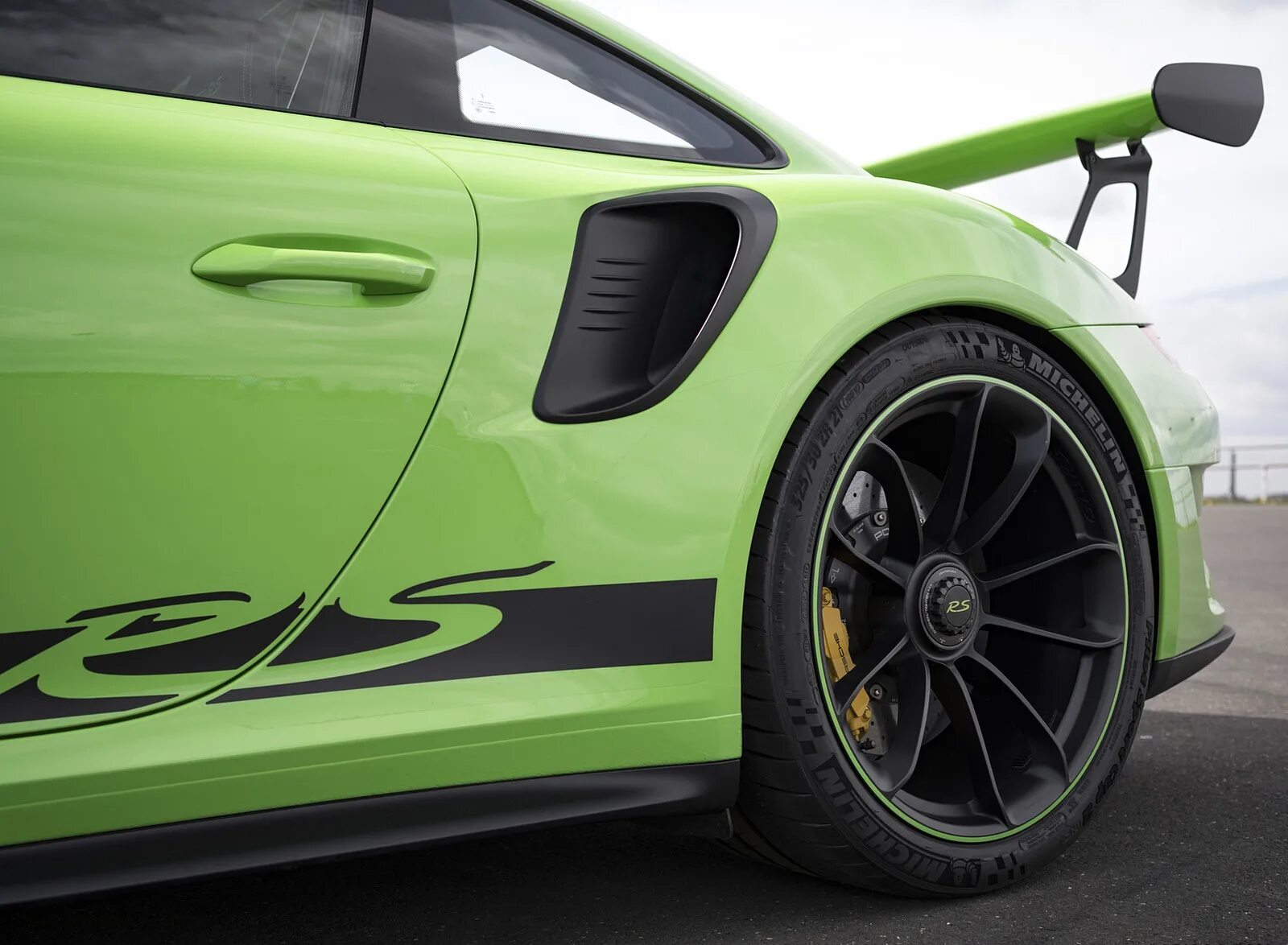 Green detail. Porsche gt3 RS. Porsche 911 gt3 RS 2019. Porsche 911 gt3 зеленый. Porsche 911 gt3 RS Wheel.