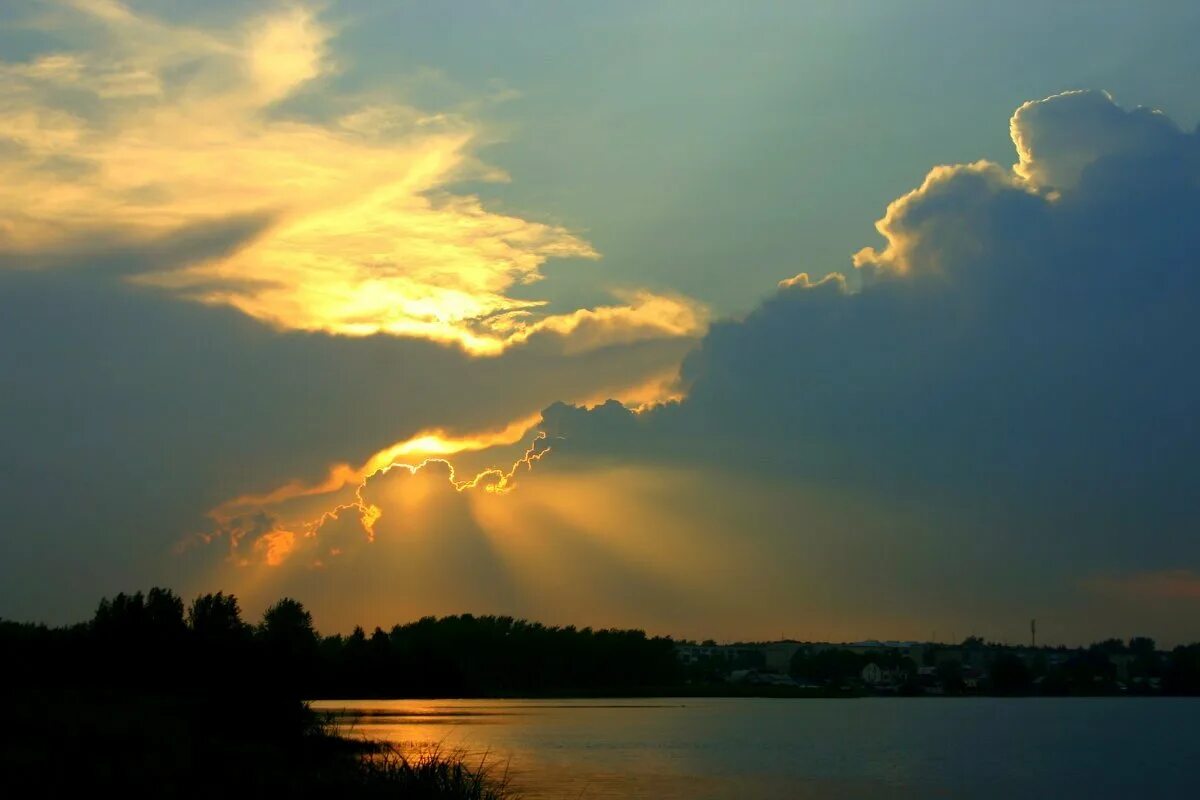 Тучи ушли и выглянуло солнце. Солнце из-за туч. Облака с лучами солнца. Тучи ушли и выглянуло солнце. Солнце за облаками.