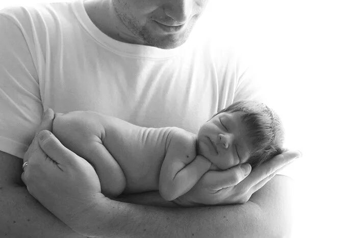 Новорожденный на груди у папы. Новоиспеченный отец. Новоиспеченный папа фото. Фото папы без ребенка.