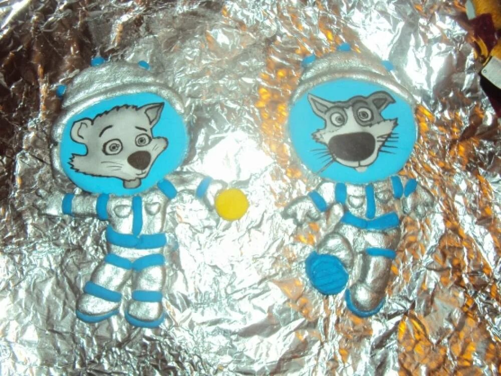 Как сделать космонавта из фольги своими. Поделка космонавт. поделка ко дню космонавтики из фольги. поделка космонавт из фольги в детский сад. поделка из фольги ко дню космонавтики фольги.