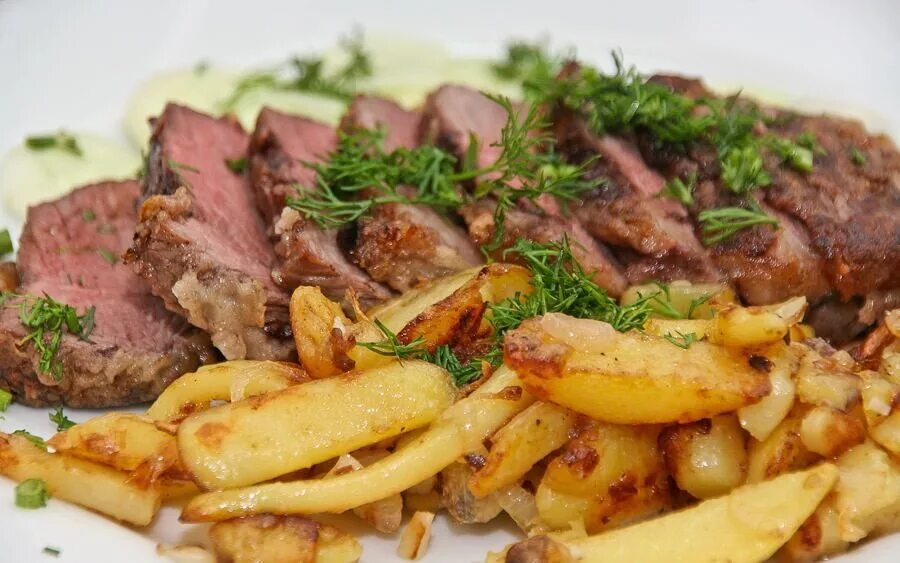 Стейк с соусом демиглас. Ростбиф с бейби картофелем. Ростбиф с картофелем. Ростбиф на печеной картошке. Картофель жареный с мясом.