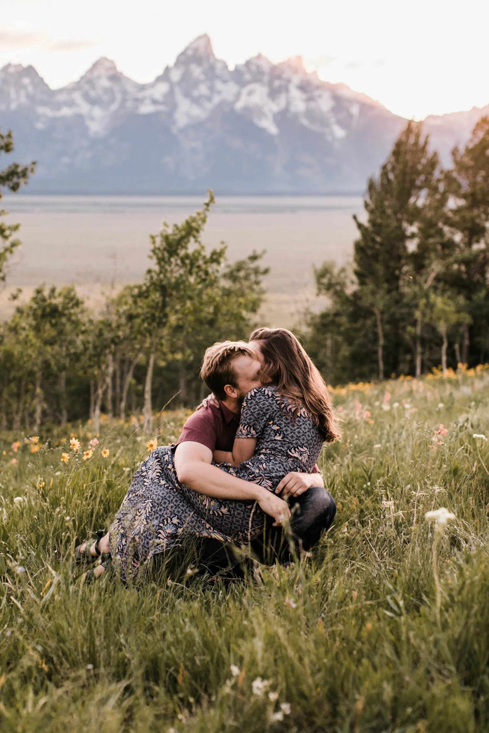 Natural couple. Пара в горах. Поцелуй в горах. Романтические горы. Романтика в горах.