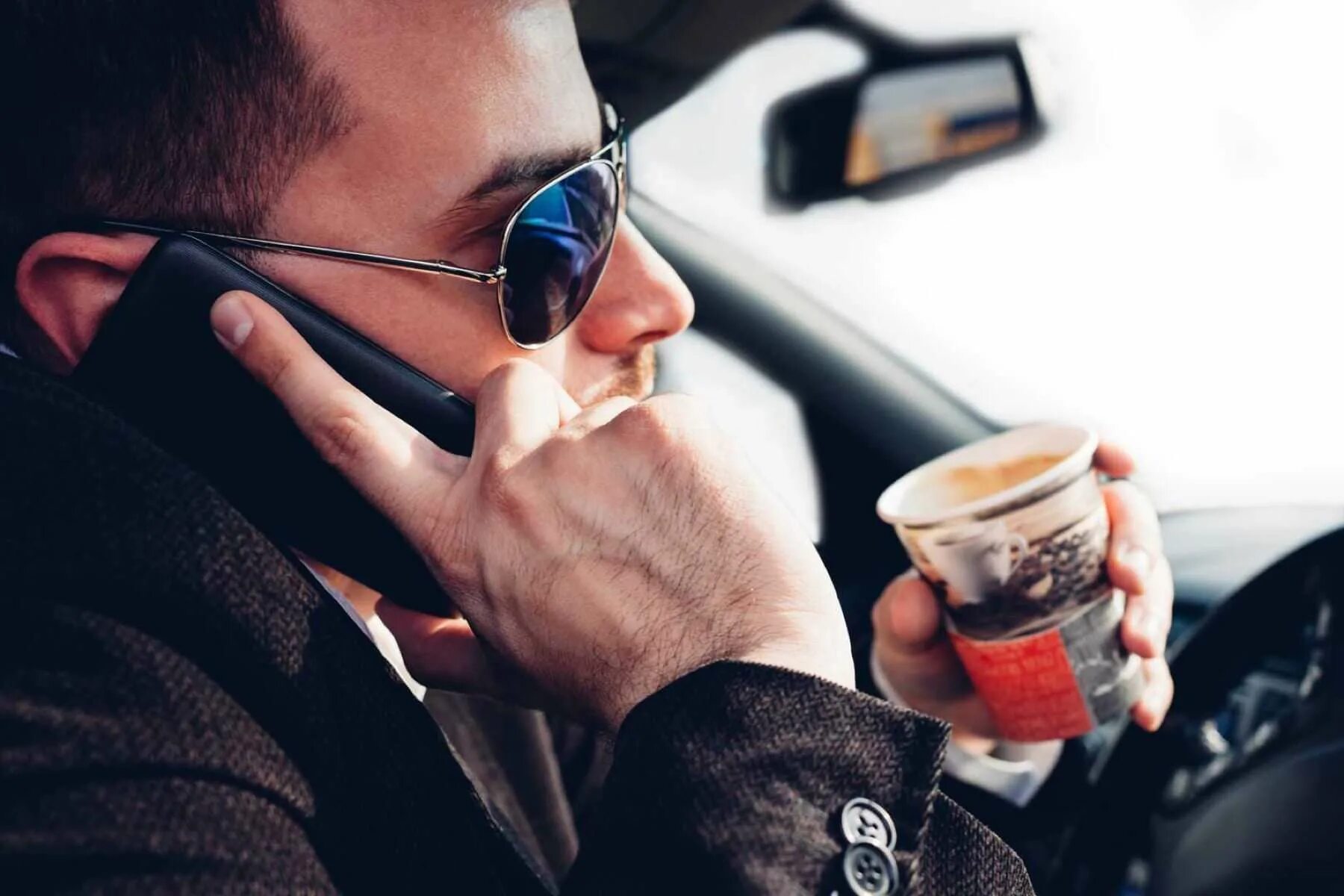 Обнялись соришь принял шофер. Кофе за рулем. Пьём кофе в машине с парнем. Мужчина пьет кофе. Водитель пьет кофе.