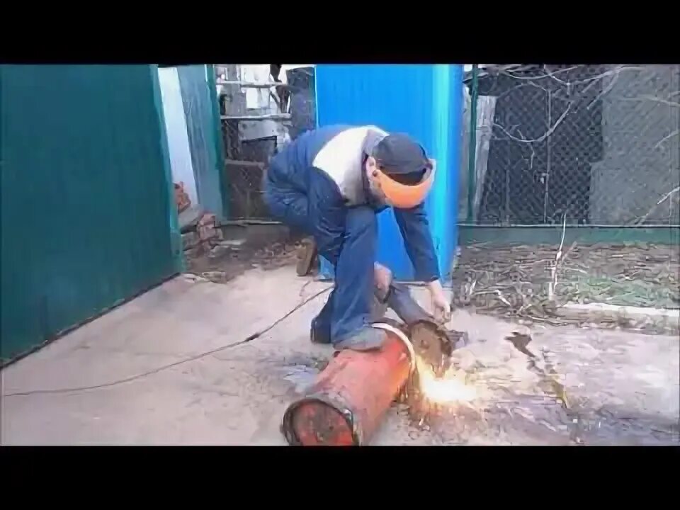 Как распилить газовый баллон болгаркой безопасно. Резка газового баллона болгаркой. распилить газовый баллон болгаркой безопасно. разрезать газовый баллон болгаркой безопасно. режем болгаркой газовый баллон делаем мангал.