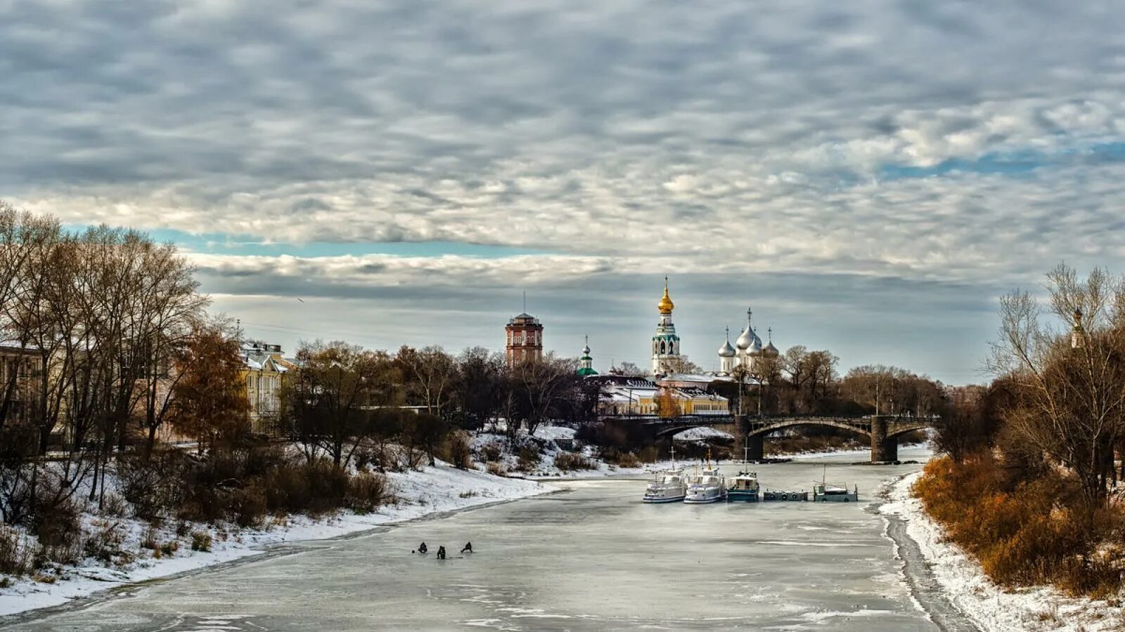 Вологда погулять. Река Вологда зима. Река города Вологда. Вологда река Вологда. Набережная реки Вологда зима.