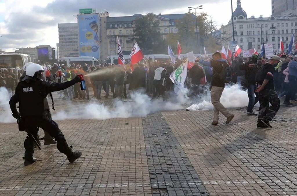 Что сейчас происходит в польше. Протесты в варшаве 2025. протесты в польше 2025. польша беспорядки 2025. разгон демонстрации в польше 2025.