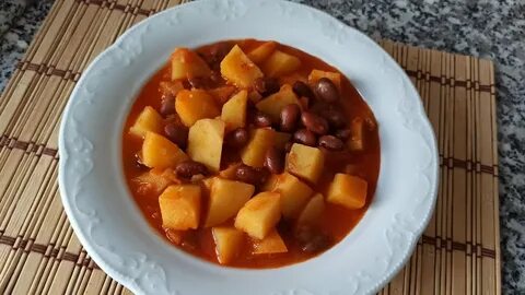 Соус с фасолью и картошкой и мясом