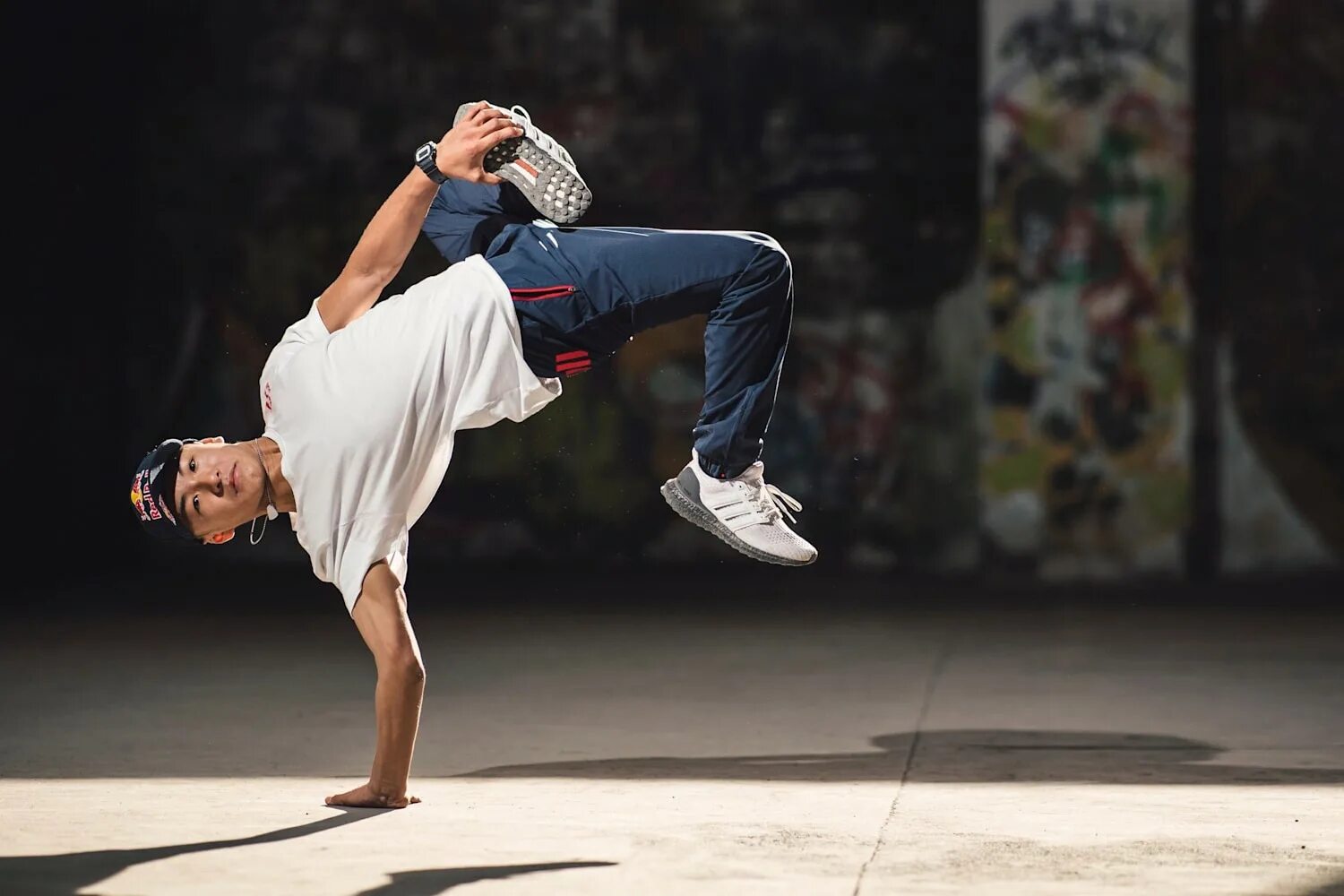 Танец брейк данс слушать. Би бой брейк данс. Современные танцы брейк данс. Ольга бондарь брейк данс. Нижний брейк данс.