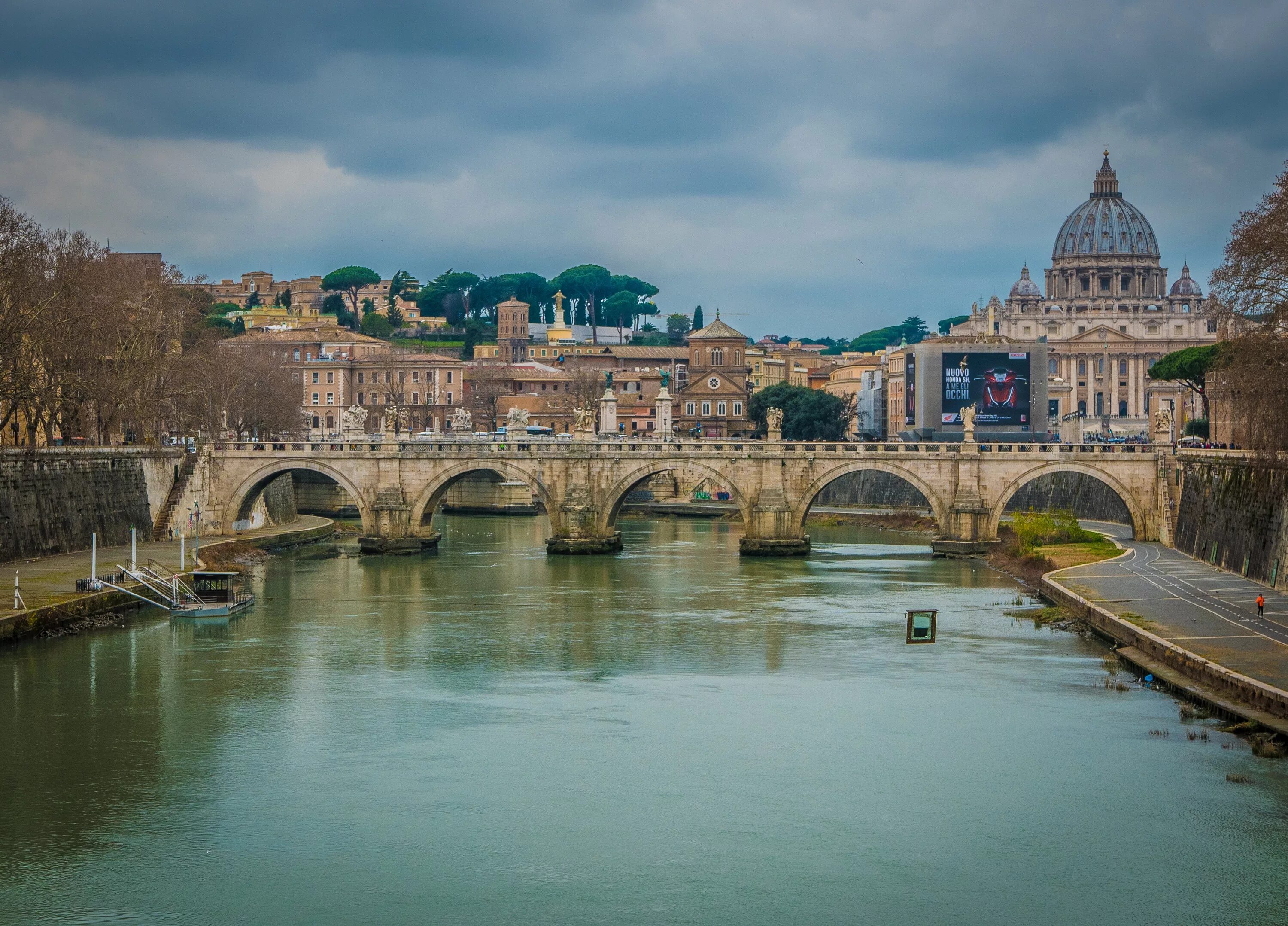 Река Тибр в Италии. Италия Рим река Тибр. Ватикан река Тибр. Берег реки Тибра Рим. Италия каменный мост