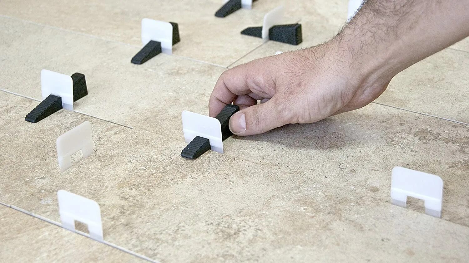 Для выравнивания и создания. Спейсер для укладки плитки. tile leveling system. peygran система выравнивания. 3026030 уровень для укладки кафеля.