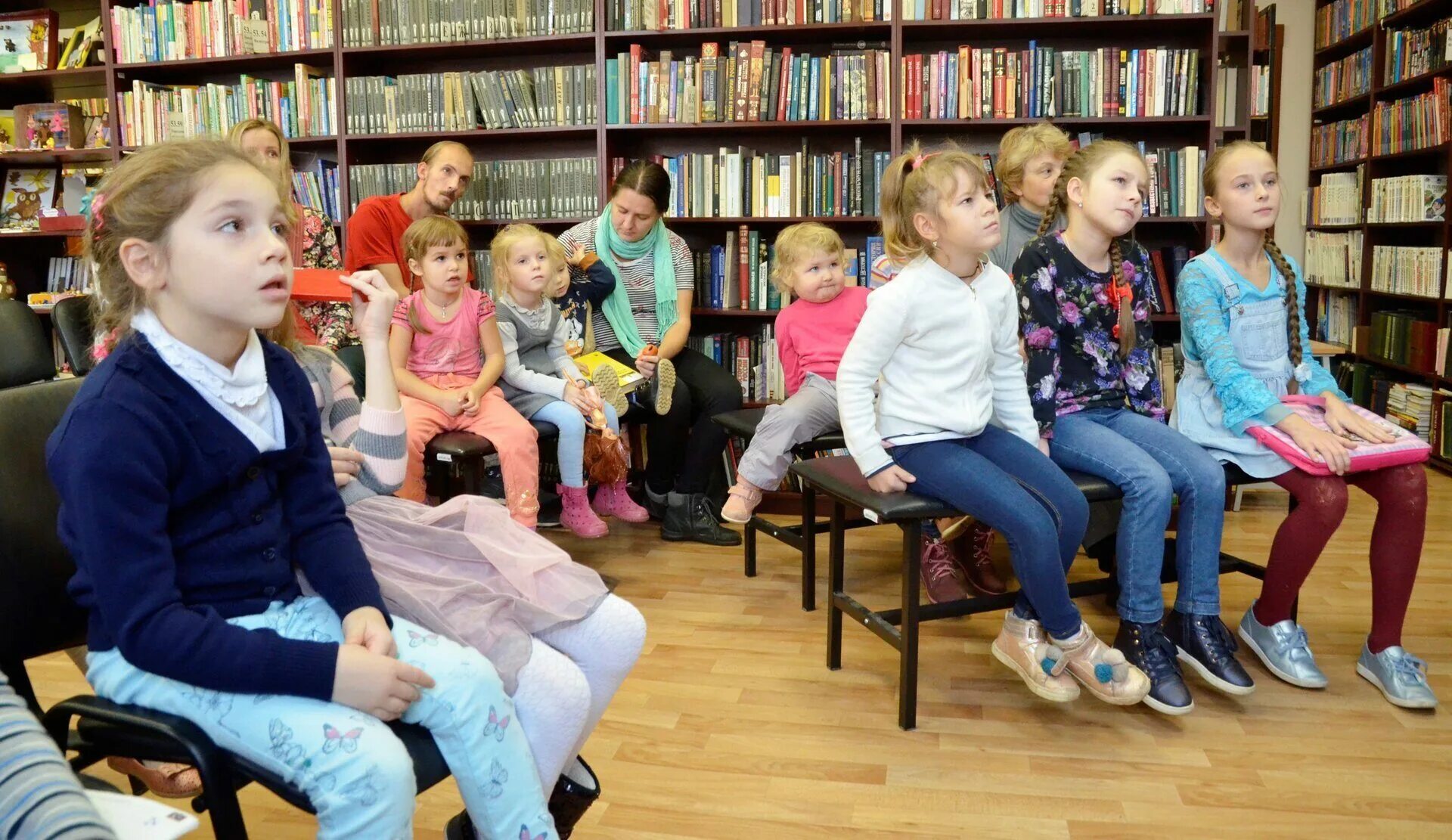 Дети в библиотеке. Беседа в библиотеке. юные читатели библиотеки. беседа в библиотеке с детьми.