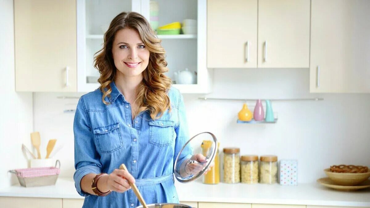 Красивая домохозяйка. Домохозяйки подряд. Доктор адам мейфейр отчаянные домохозяйки. Красивая женщина на кухне. Красивая домохозяйка.