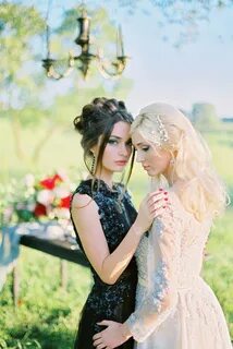 Две девушки в костюмах