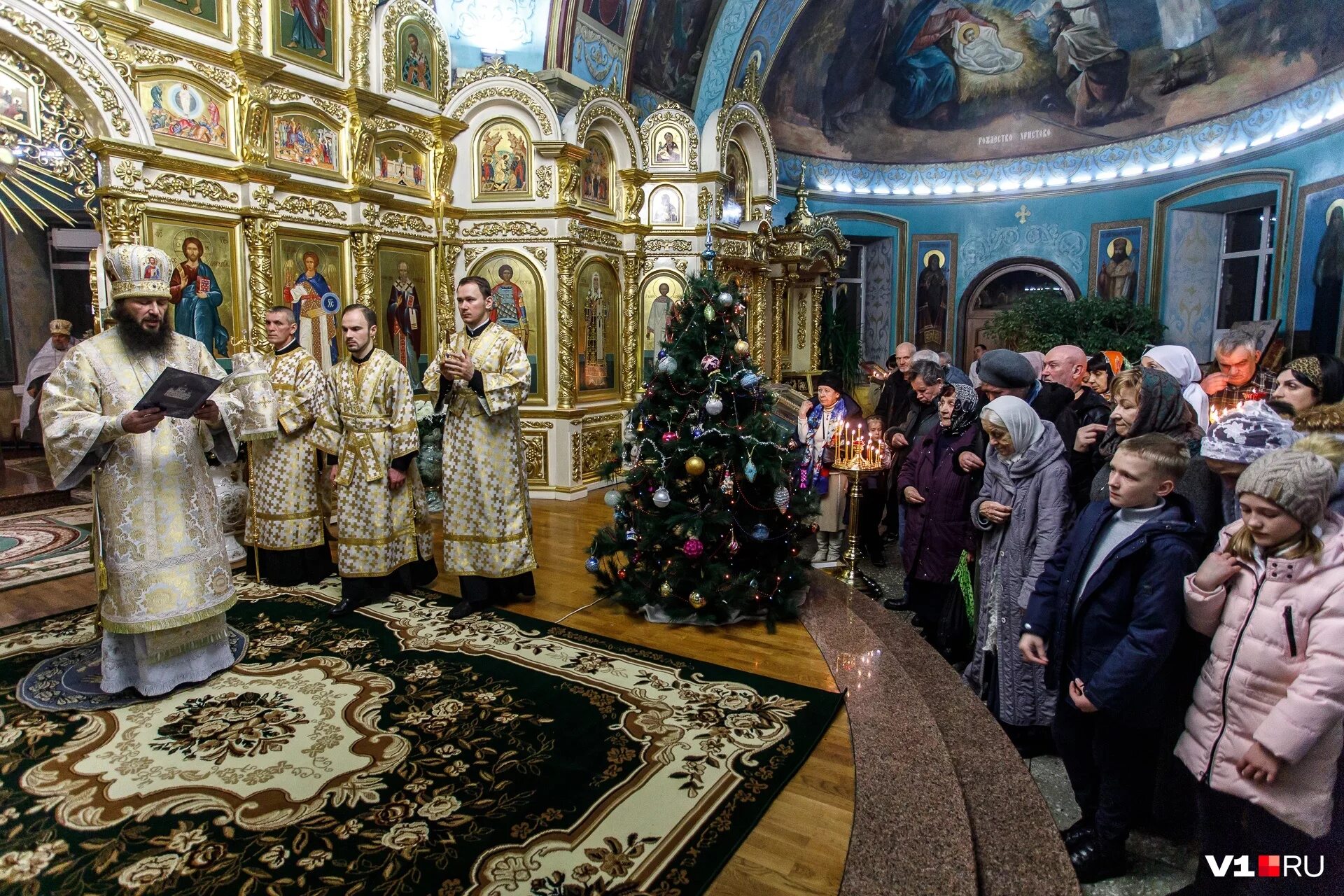 Есть ли служба в храмах. Рождество Христово богослужения храм Рождества. Рождественская служба в церкви.