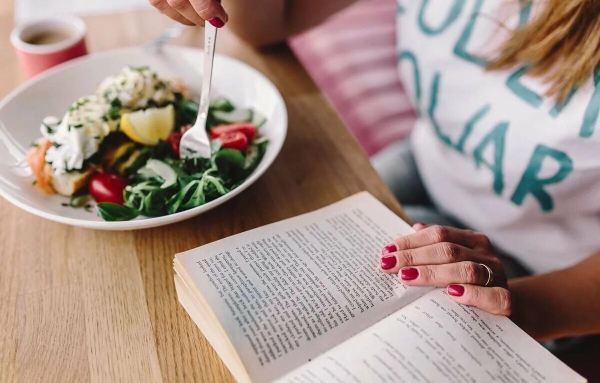 Возвращение в кафе читать. Чтение за едой. Книги о еде. Интуитивное питание. Еда интуитивное питание.