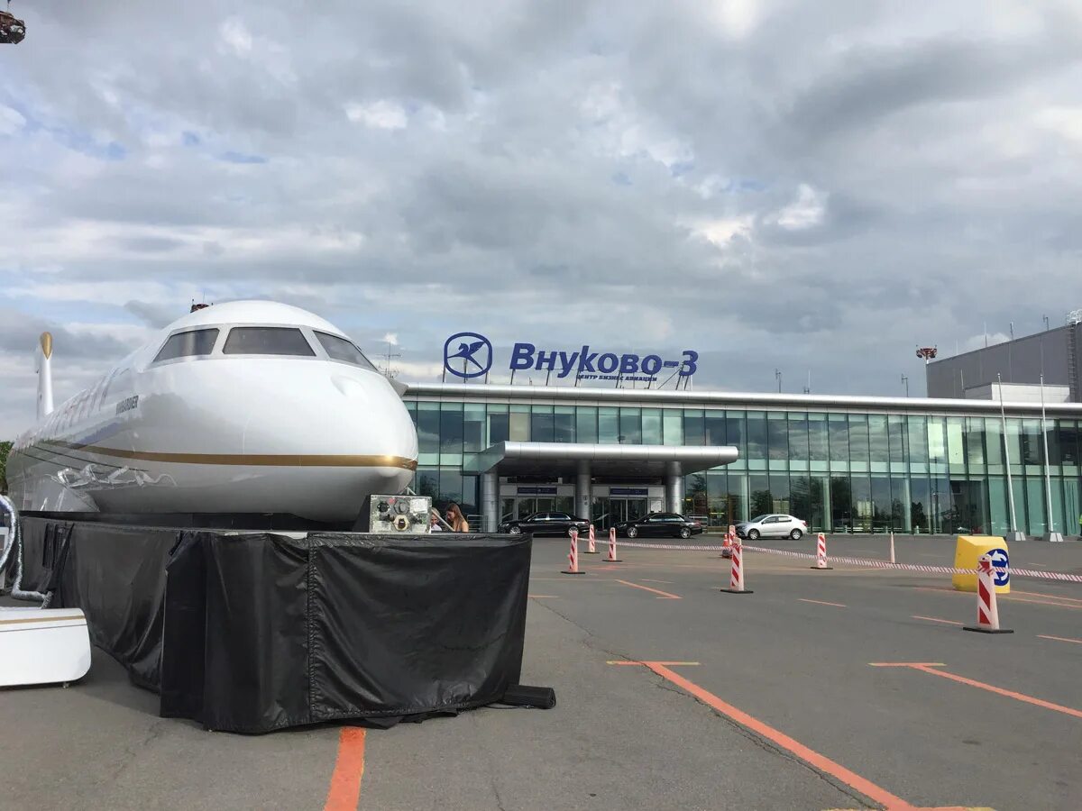 Самолет внуково 3. Внуково 3 бизнес авиация терминал. Внуково 3 фото. Аэропорт внуково 2022. Самолет внуково 3.