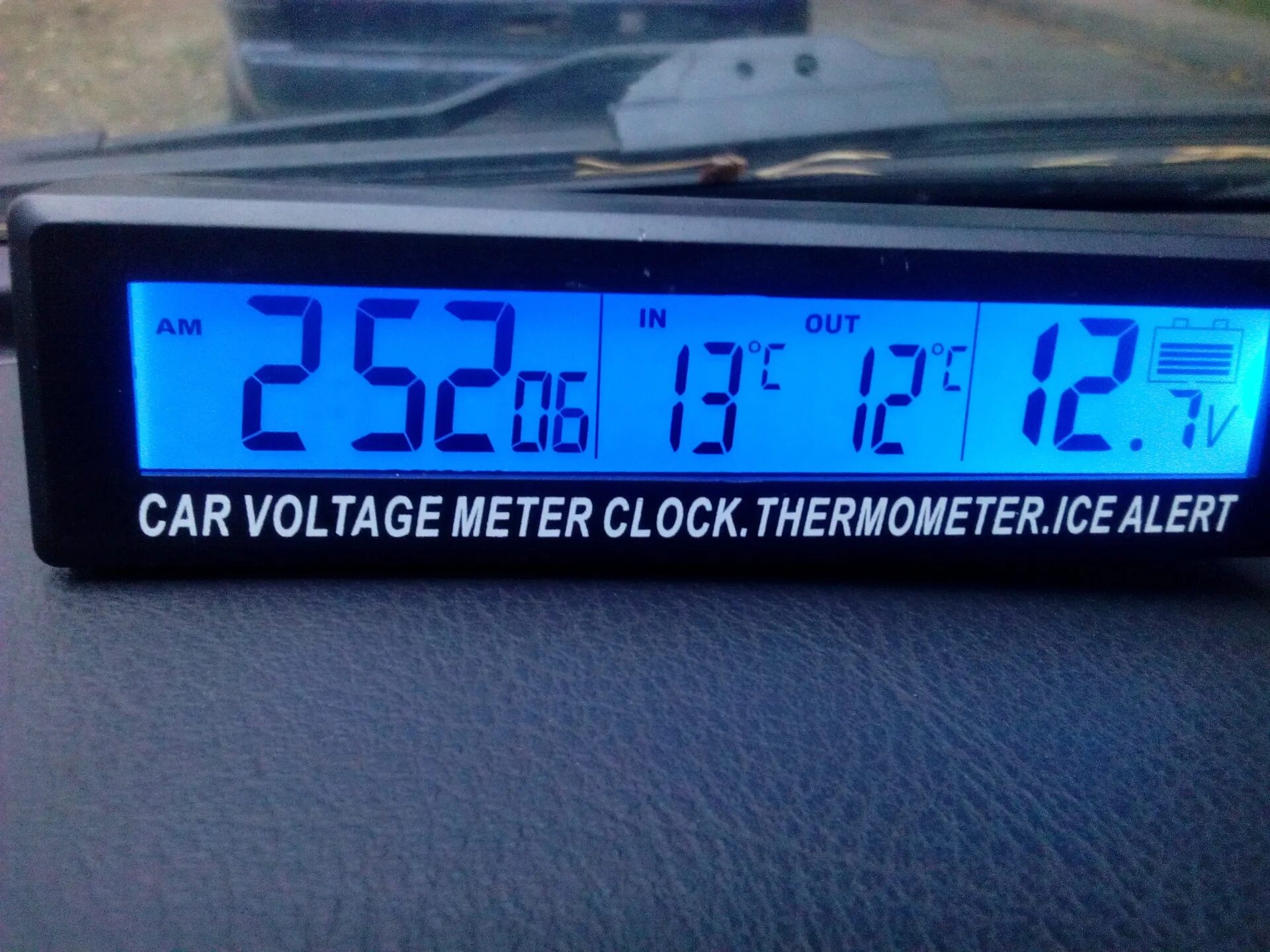 Вольтметр в газель 3302. Вольтметр газель. Механический вольтметр на панели приборов на газель 405. Вольтметр газель. Вольтметр цифровой на газель старого.