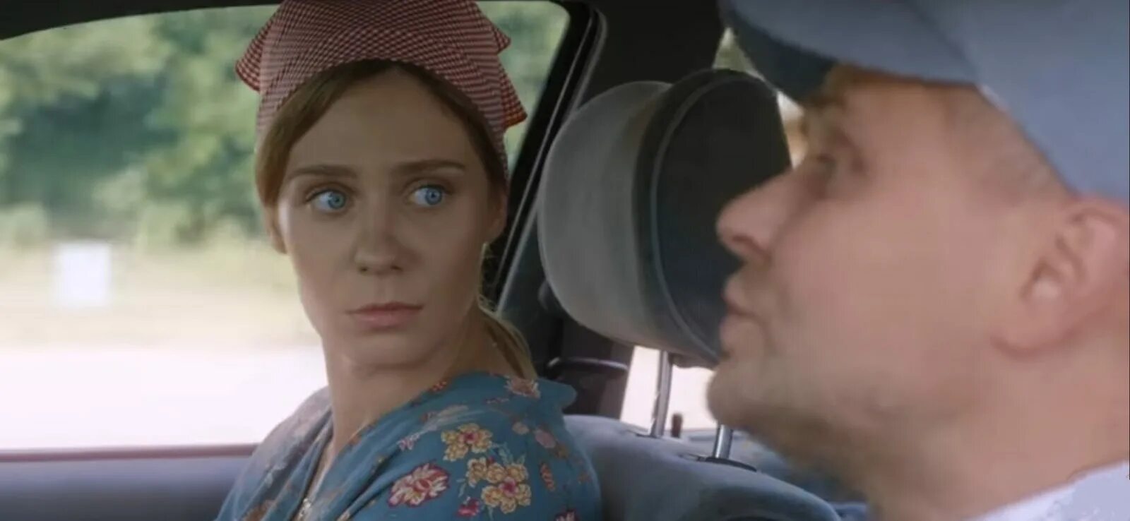 Смотрящая вдаль содержание. Мужчина задумчиво смотрит вдаль. Смотрящая вдаль (2019). Счастливая женщина. Картинки где девушки сидят на холму и город.