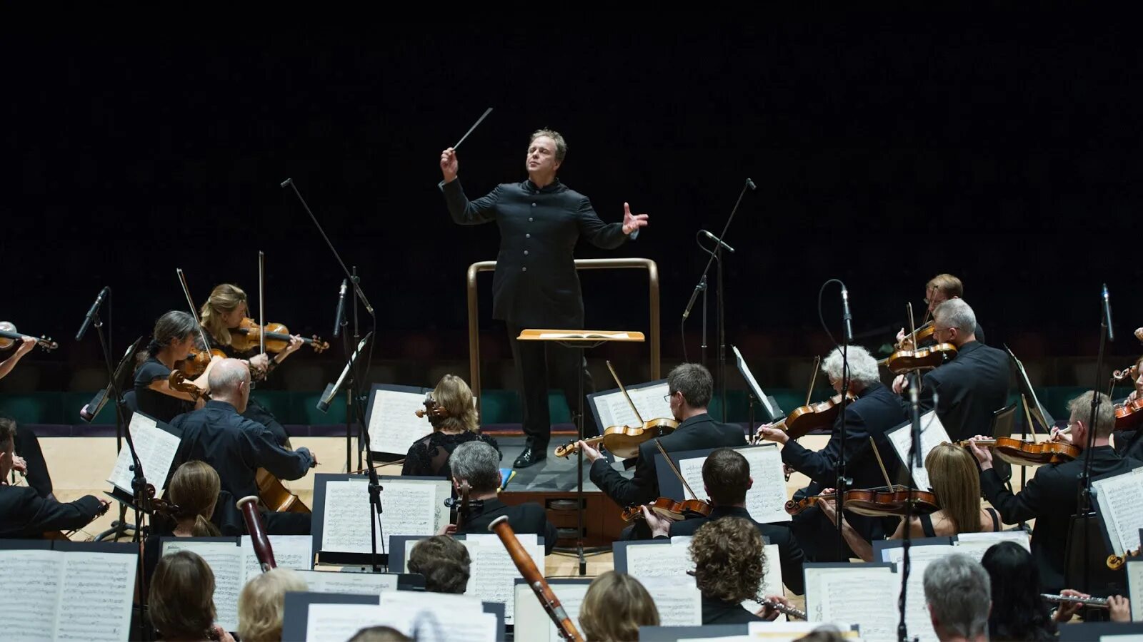 Bbc symphony orchestra. Треугольник в оркестре. Музыкальный треугольник в оркестре. Человек с треугольником в оркестре. Треугольник в оркестре фото.