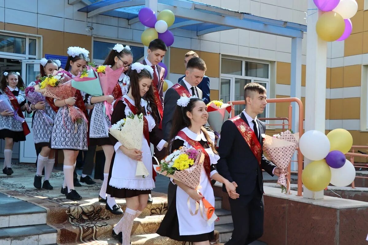 Аттестат 11 класс. Новоильмовская сош дрожжановского района. Чекурская школа дрожжановский район. Фотосессия выпускников школы. Документ об образовании.