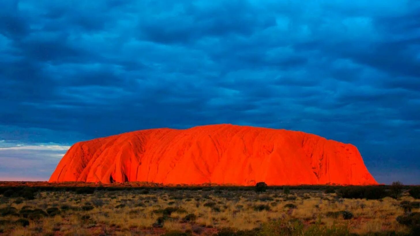 Австралия объекты живой. Улуру Айерс рок Австралия. Гора Улуру в Австралии. Скала Улуру в Австралии. Красная гора Улуру.