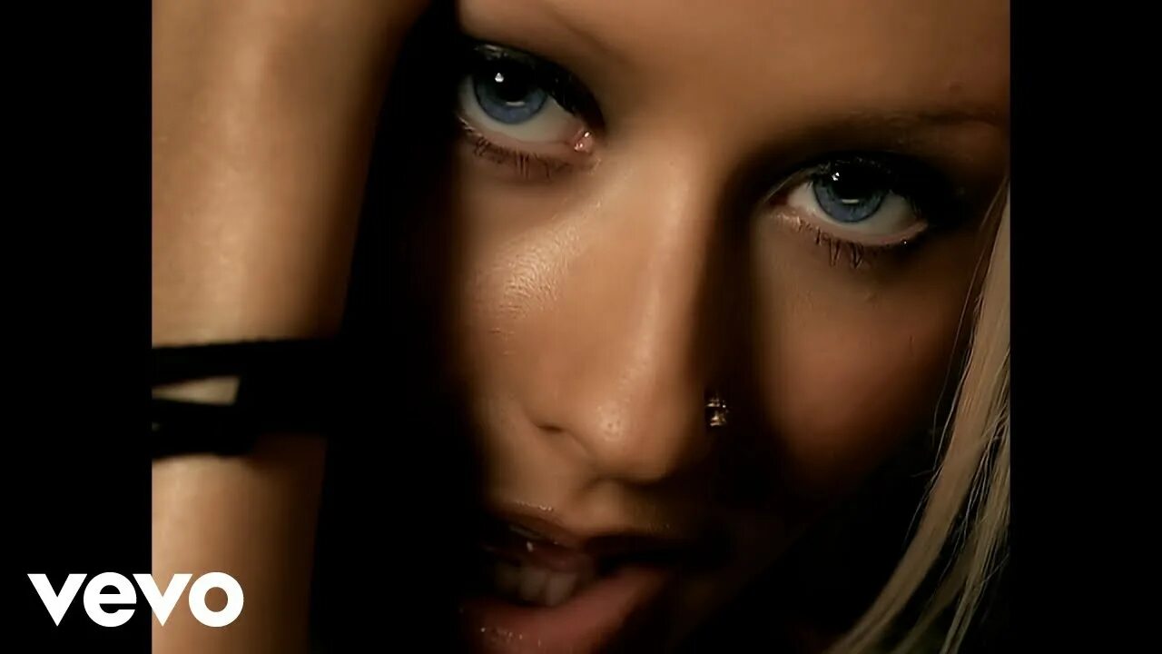 Агилера 2002 beautiful. Aguilera beautiful клип. Christina Aguilera beautiful. Певицы Vevo.