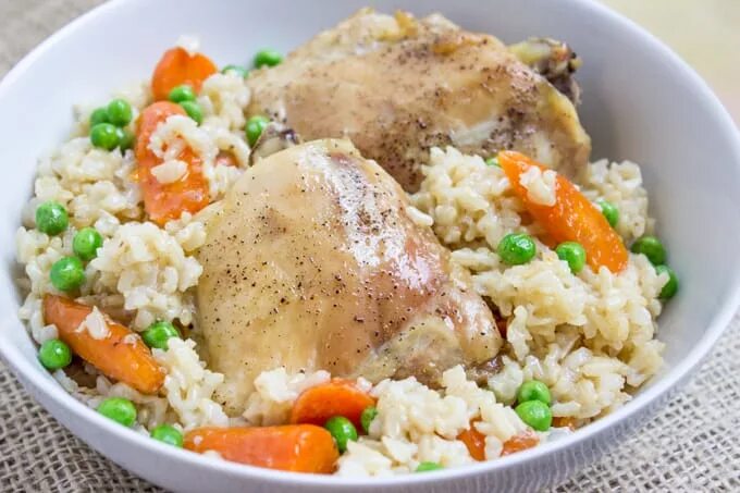 Рис с курицей. Рис с овощами и курицей. Тушеная курица с рисом. Курица тушеная с овощами и рисом.