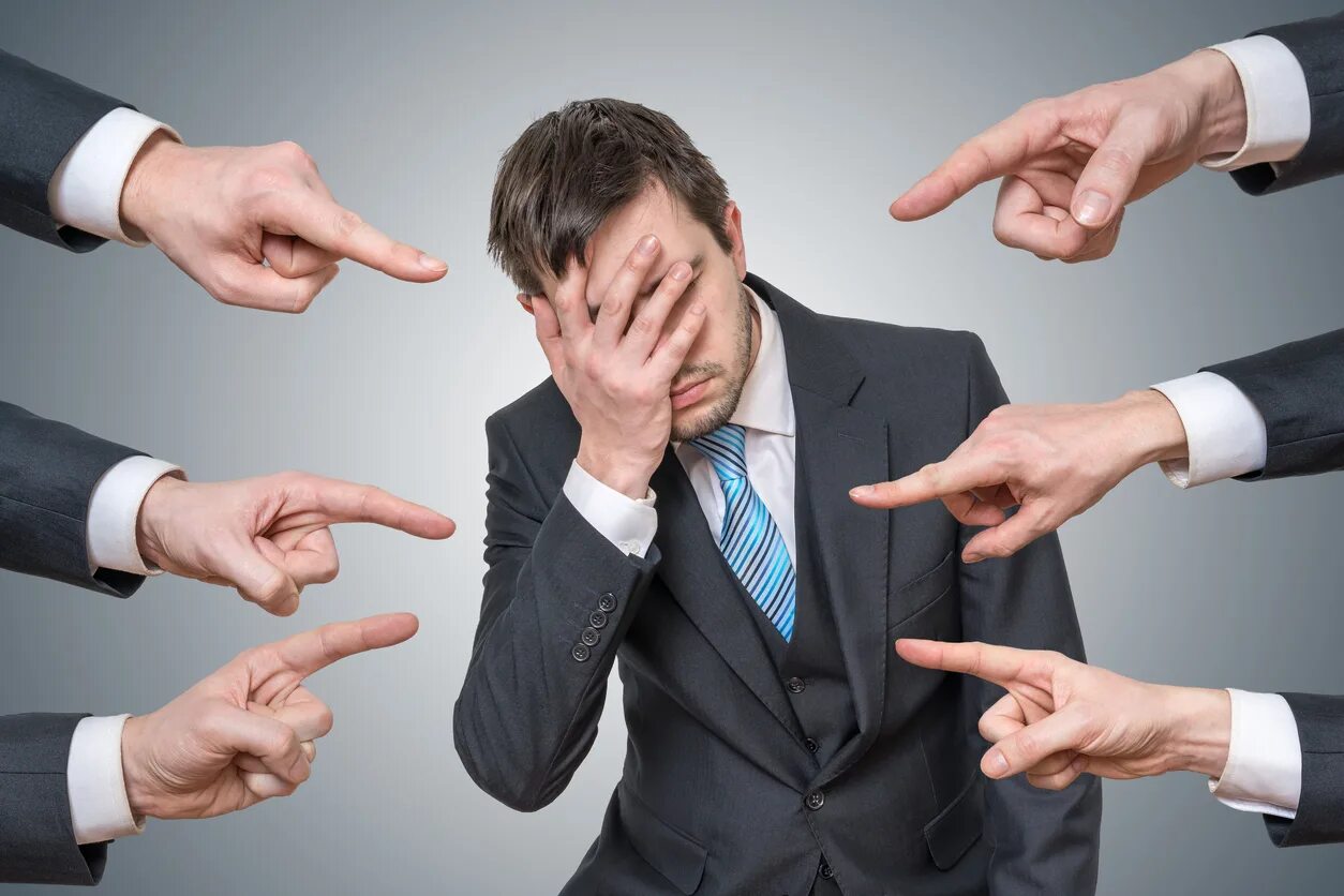 Конструктивная критика рисунок. Публично осуждать. Публично осуждать. Человек обвиняет. Критика иллюстрация.