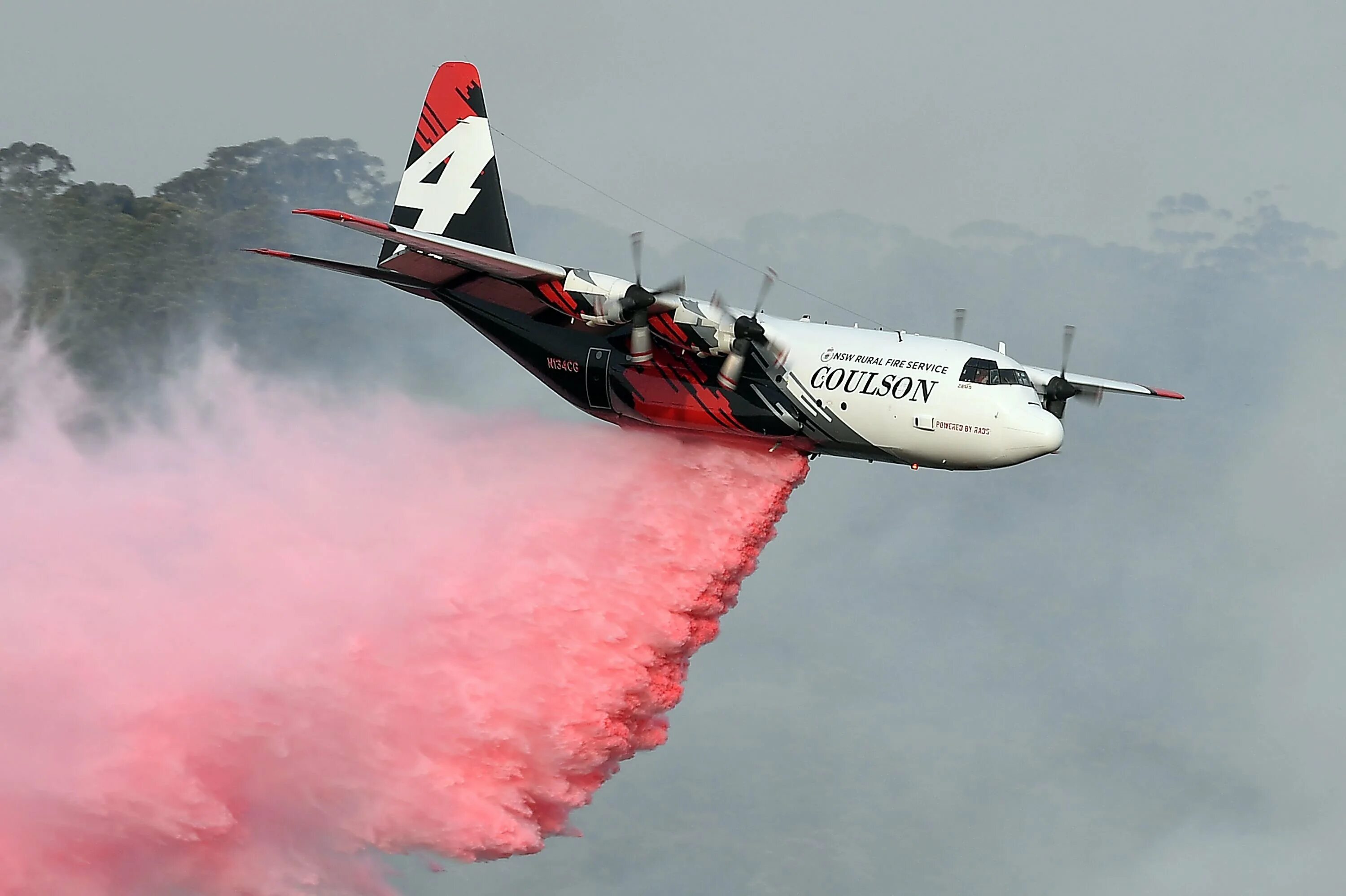 В каком году появились пожарные самолеты. C-130 Hercules пожарный. Пожарный самолет. Самолет тушит пожар.