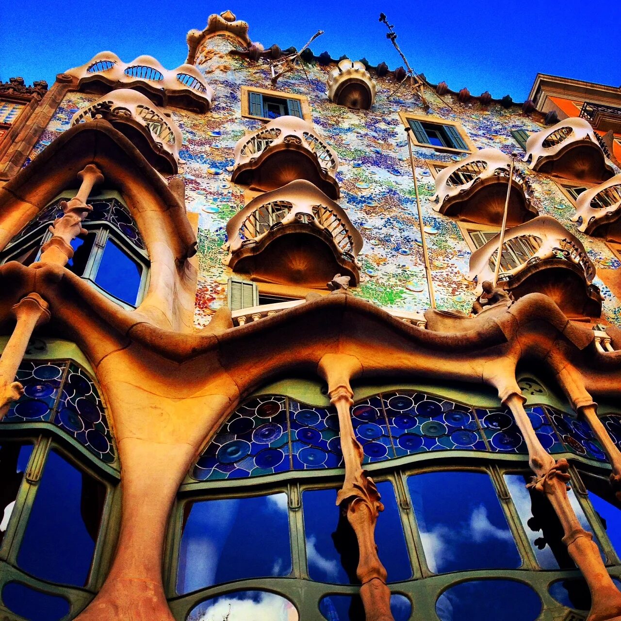 Архитектура в стиле антонио гауди. Архитектурные творения. Архитектор гауди барселона. Архитектура гауди в барселоне. Архитектурные творения.