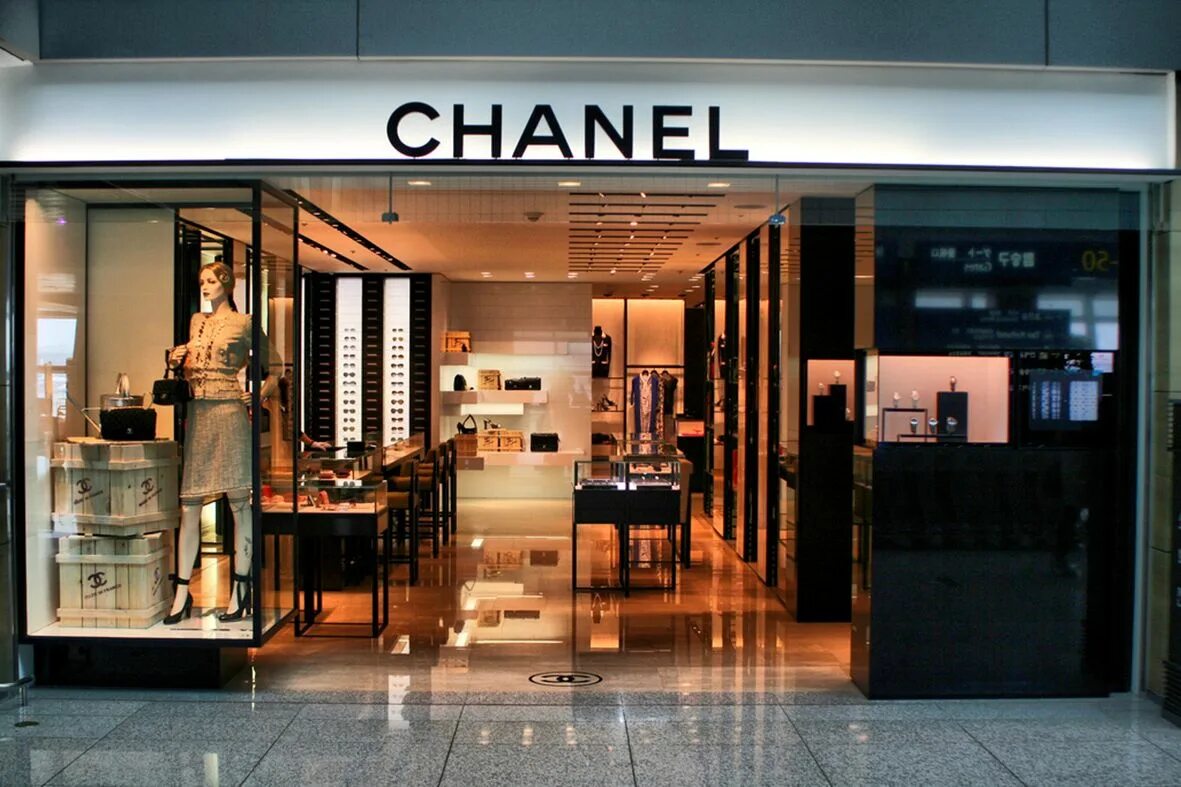 Бутик Коко Шанель. Коко Шанель и бутик с одеждой. Модный дом Коко Шанель. Первый бутик Шанель.