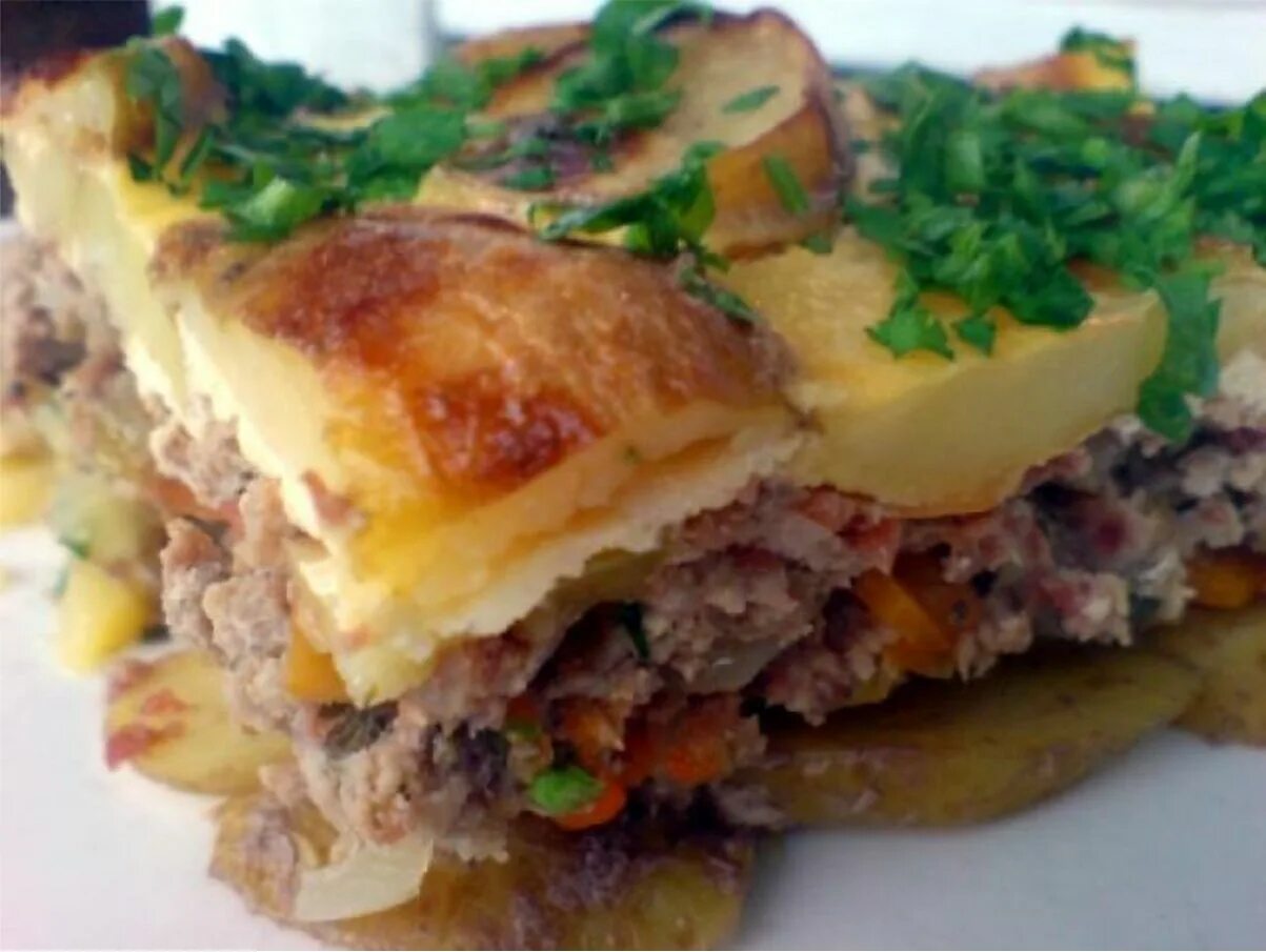 Запеканка с фаршем ивлев. Картофельно мясная запеканка. картофельная запеканка с фаршем. запеканка картофельная с мясом. запеканка с фаршем и картофелем.