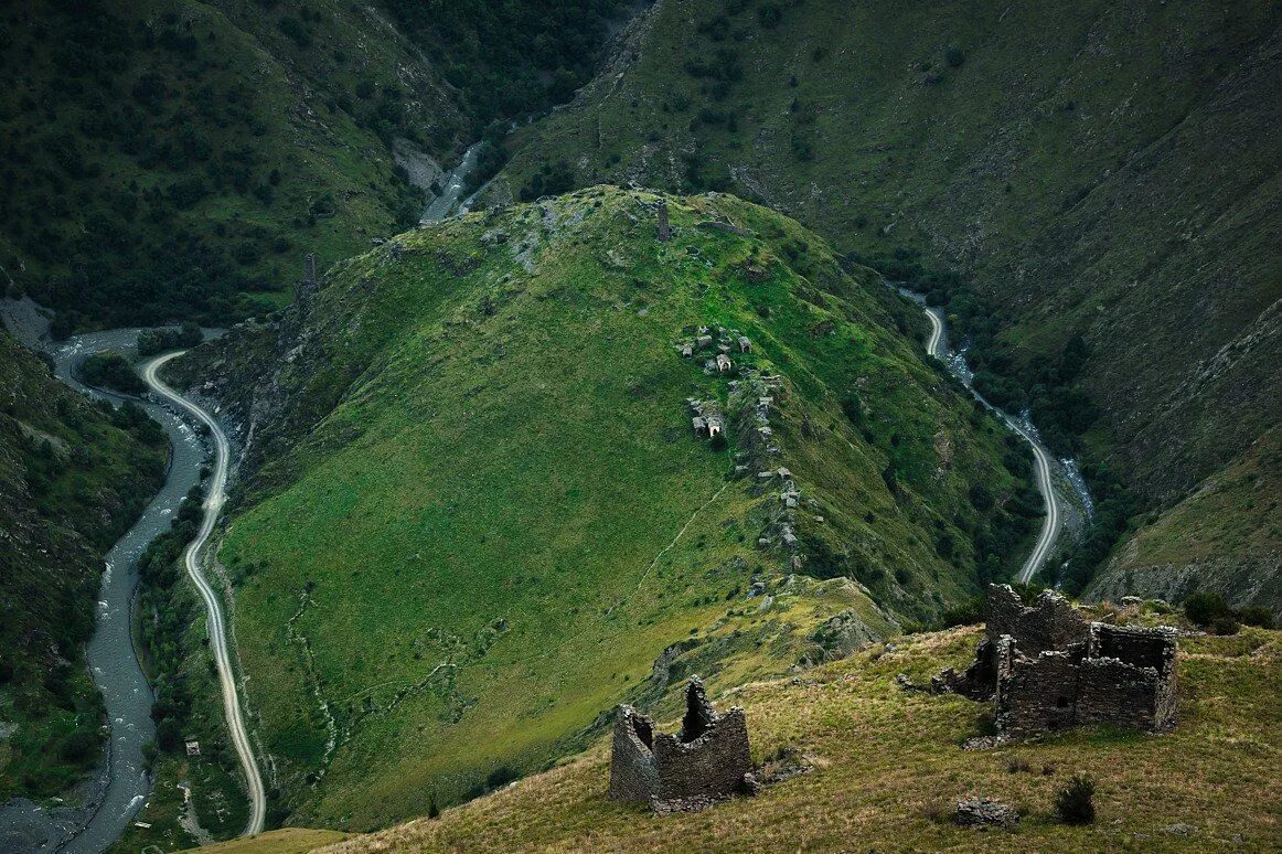 Чеченский город мертвых цой-педе. Педе сколько лет. Педе сколько лет. Аргунское ущелье чечня. Кавказ аргунское ущелье.