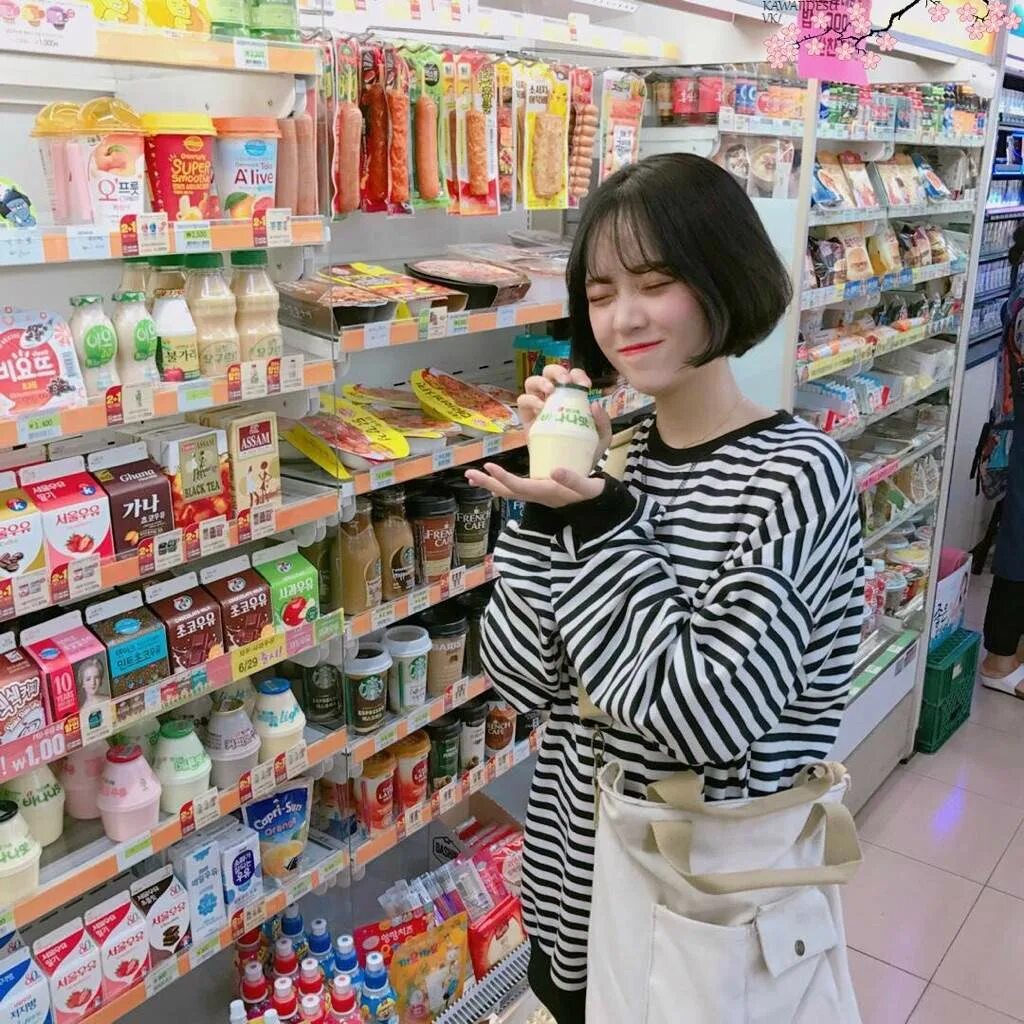 Магазин товаров из японии. Кореянка в магазине. Корейские магазины в Корее. Японка в магазине. Корейцы в магазине.