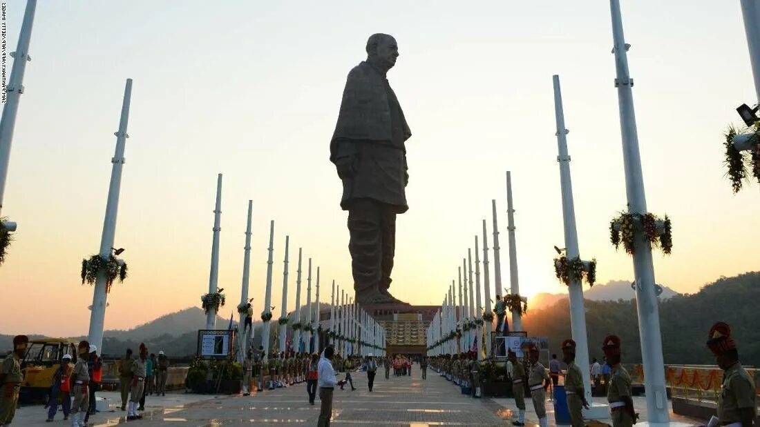 Самый большой округ в мире. Статуя Валлабхаи Патель в Индии. Статуя единства Гуджарат. Статуя единства Валлабхаи Патель. Статуя единства 182 метров Индия.